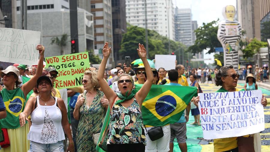 Protesto contra o retorno de Renan Calheiros (MDB) à Presidência do Senado é realizado na avenida Paulista, em São Paulo - Renato S. Cerqueira/Futura Press/Estadão Conteúdo