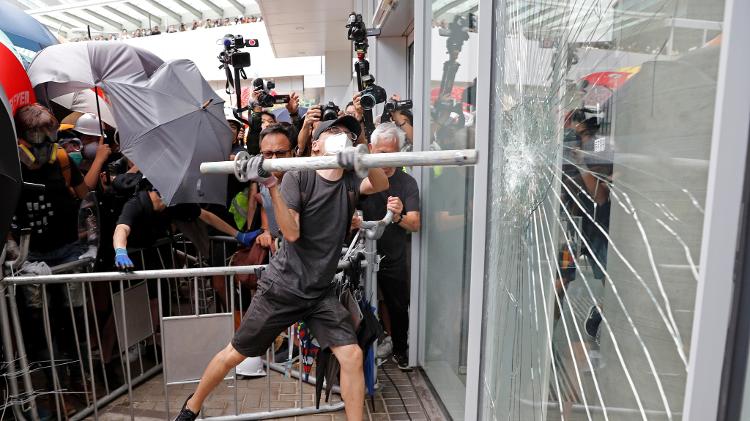 Manifestantes tentam entrar na sede do Parlamento de Hong Kong - Tyrone Siu/Reuters - Tyrone Siu/Reuters