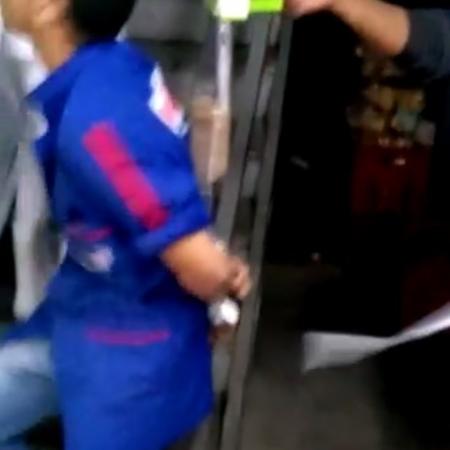 Funcionário surdo é amarrado por colegas em corrimão de supermercado no RS - Reprodução