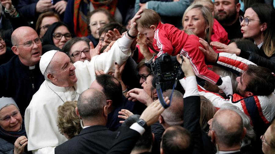 Papa Francisco concede benção a criança no Vaticano - Guglielmo Mangiapane/Reuters