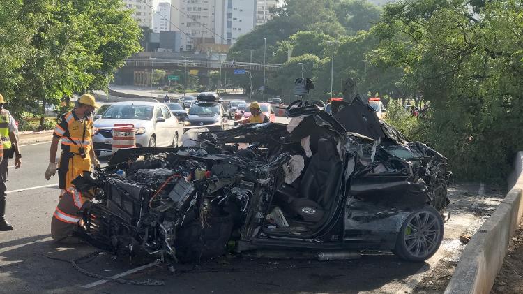 São Paulo | Jovem destrói Porsche em ponte e é hospitalizado