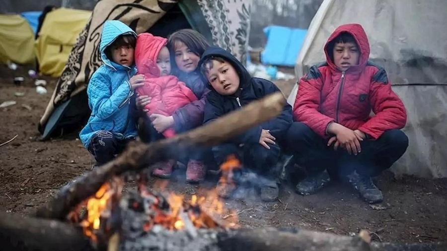 Milhares de pessoas estão tentando chegar à Grécia. Muitos delas são crianças - Getty Images