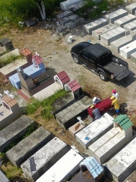 12.abr.2020 - Vista aérea de trabalhadores enterrando um caixão no cemitério Maria Canals, nos arredores de Guayaquil - Jose Sánchez/AFP