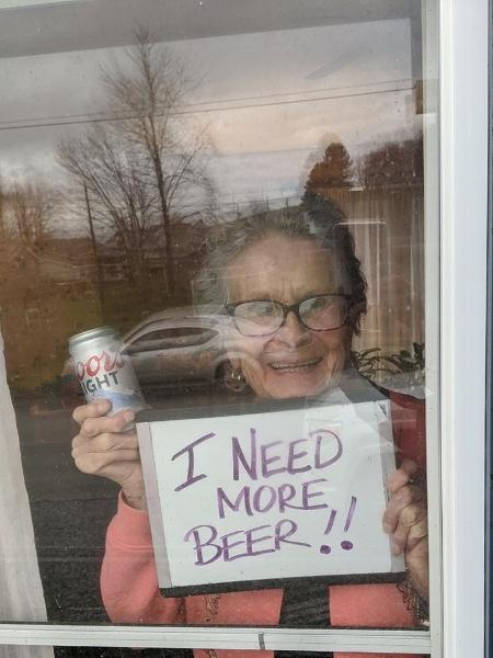 Idosa segura placa com a frase "eu preciso de mais cerveja" durante quarentena nos Estados Unidos - Reprodução/KDKA-TV