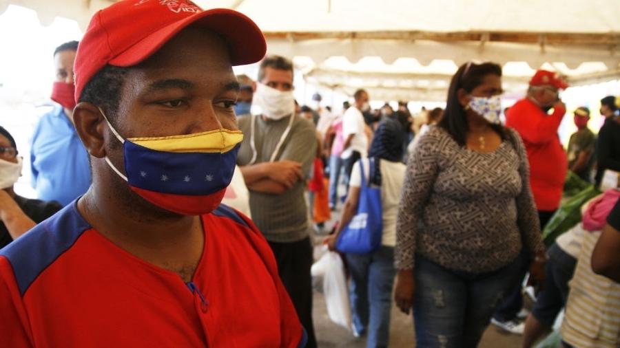 2.mai.2020 - De máscara, homem aguarda para receber cesta básica fornecida pelo governo da Venezuela durante a pandemia - Humberto Matheus/NurPhoto via Getty Images