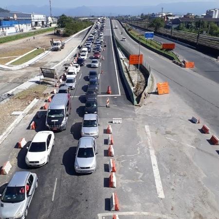 Fila de veículos na entrada de Santos durante feriados antecipados na semana passada na capital - Divulgação/Prefeitura de Santos