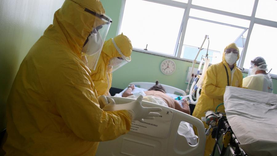 Profissionais de saúde tratam de paciente com coronavírus em hospital em Santo André (SP) - Rahel Patrasso