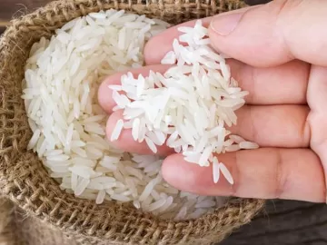 Lavar o arroz antes de cozinhar é necessário? Nutricionistas respondem