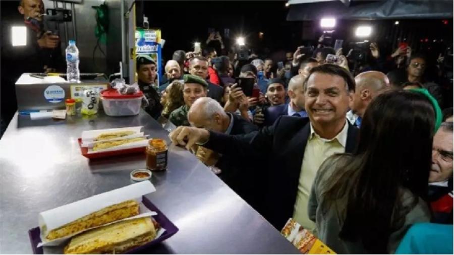 Bolsonaro causa aglomeração de pessoas sem máscara em trailer vizinho à Escola Militar das Agulhas Negras durante visita, no dia 23 deste mês, a este ente militar de elite. Eis aí... "Elite" e "militar" são termos a cada dia mais antagônicos - Carolina Antunes/PR