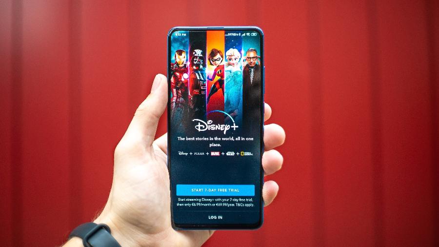 Interface da plataforma de streaming Disney+ em um smartphone Android - Unsplash