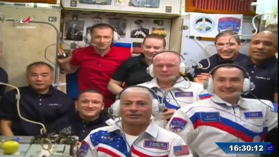 Parte da tripulação da ISS após chegada de três novos astronautas à estação - Divulgação/Roscosmos