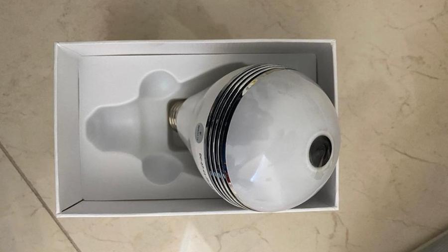 "Lâmpada espiã" encontrada na estante de Henry tem câmera sem fio, microfone, alto-falante e sensor de presença - Polícia Civil/ Divulgação
