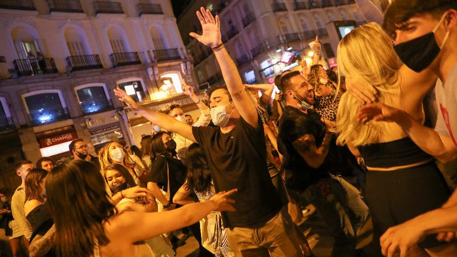 09.mai.2021 - Jovens festejam em rua de Barcelona, na Espanha, o fim do estado de emergência na pandemia. País afroxou as regras devido ao avaço da vacinação - REUTERS/Susana Vera