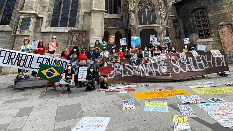 Manifestação de brasileiros pelo "3JForaBolsonaro" na Catedral de Viena, em Viena, na Áustria - Reprodução/Twitter