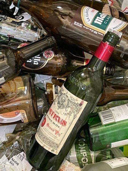 Garrafa de vinho valiosa foi encontrada junto com garrafas de cerveja vazias - Reprodução/Twitter