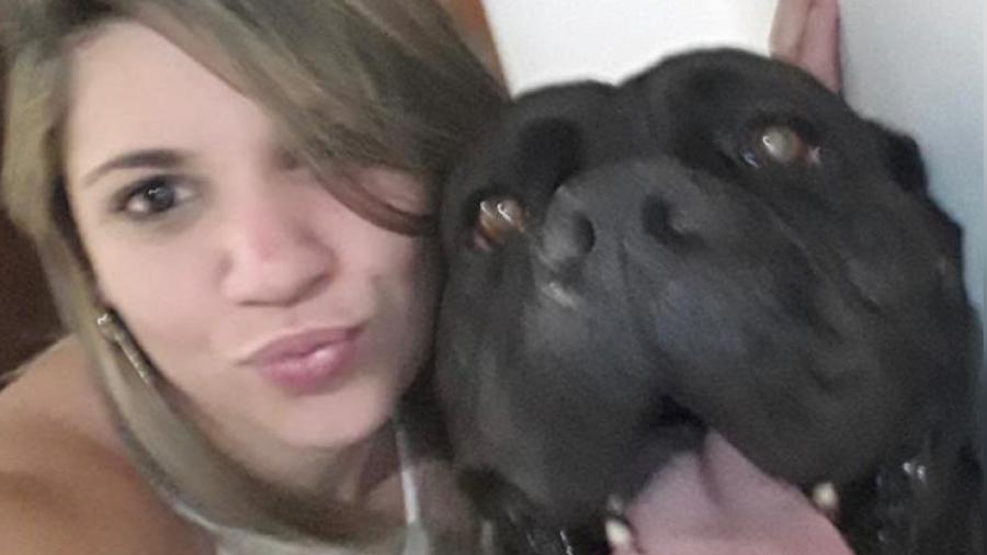 Adrielly Fajardo agora cuida da sua cadela, Bruna, que ficou 34 dias desaparecida - Reprodução/ Arquivo pessoal