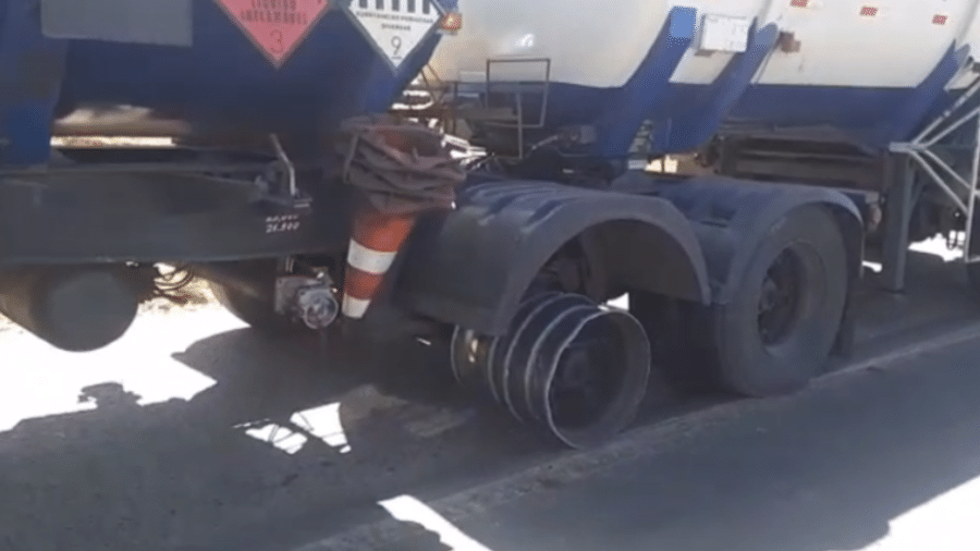 Carreta transportava 46 mil litros de óleo vegetal e trafegava com três rodas sem pneus - Polícia Rodoviária Federal de Goiás