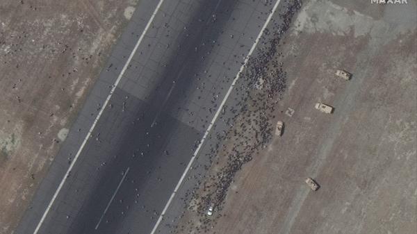 Imagem de satélite mostra multidões de pessoas na pista do Aeroporto Internacional Hamid Karzai, em Cabul - -/AFP