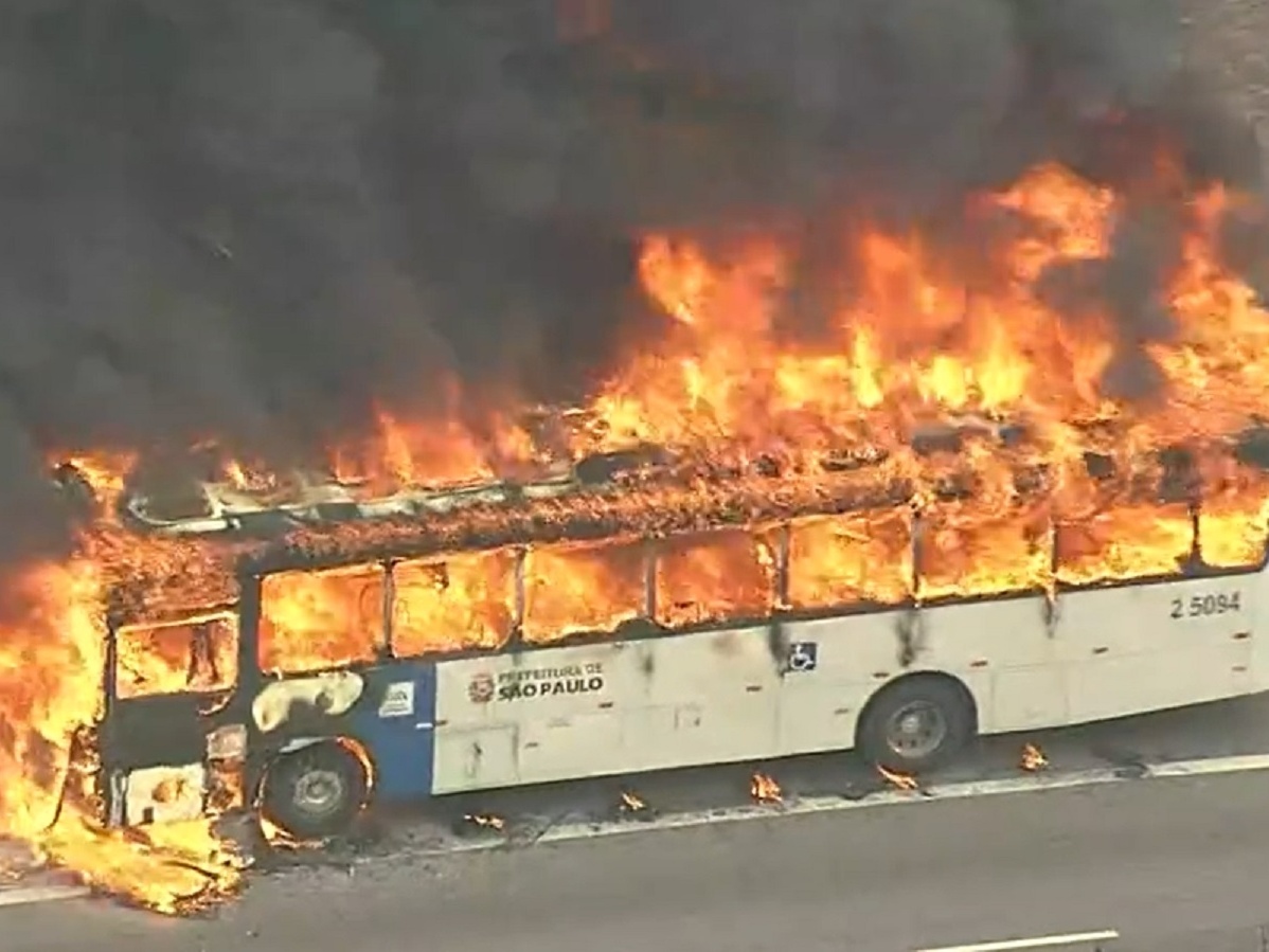 Incêndio no Viaduto Pacaembu: Ônibus pega fogo em São Paulo