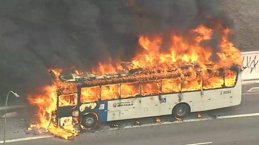 Ônibus pega fogo em São Paulo - Reprodução/TV Globo