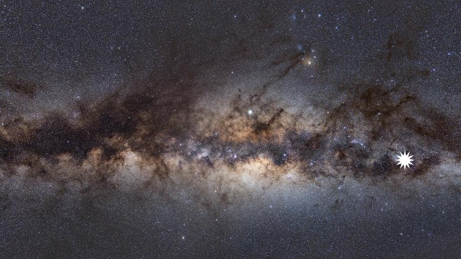 Uma imagem mostra a Via Láctea vista da Terra, com um ícone de estrela mostrando a posição do misterioso objeto - ICRAR/CURTIN