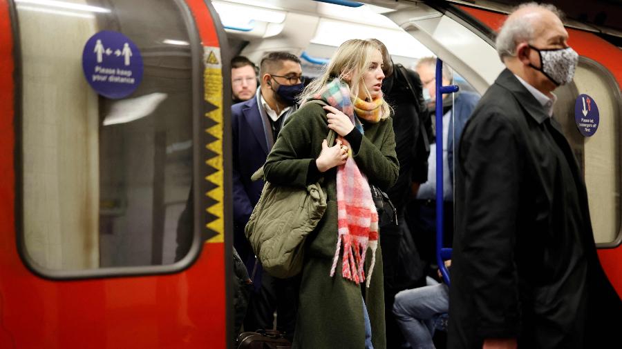 Passageiros do metrô de Londres não serão mais obrigados a usar a proteção, apenas encorajados - Tolga Akmen/AFP