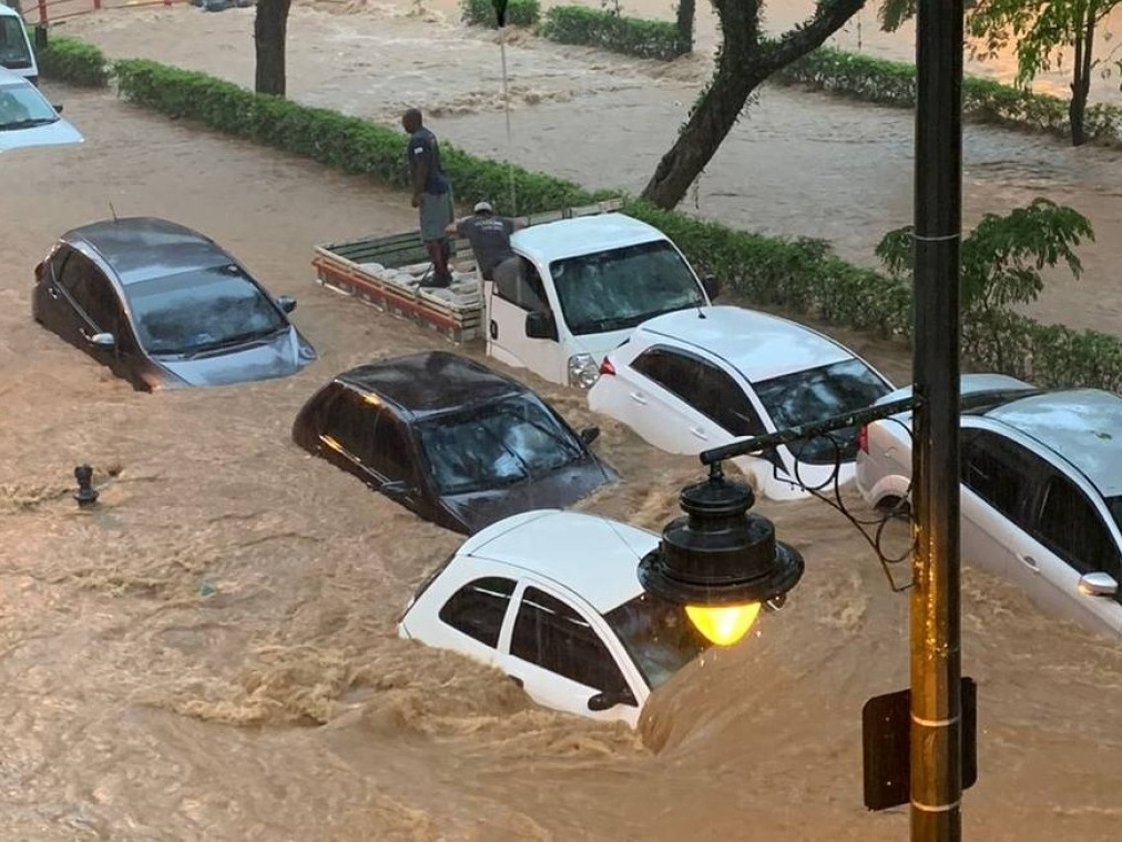 Chuva Petrópolis: &#39;Basicamente cidade não vai funcionar&#39;, diz prefeito