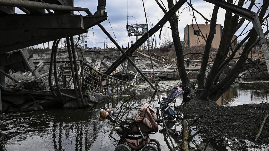 7.mar.2022 - Carrinhos de bebê abandonados são fotografados sob uma ponte destruída enquanto pessoas fogem da cidade de Irpin, a oeste de Kiev, na Ucrânia - Aris Messinis/AFP