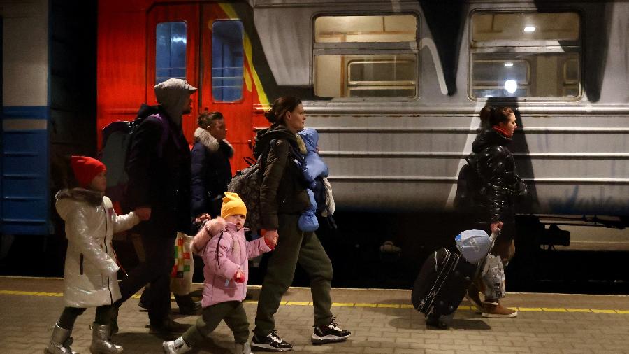Refugiados ucranianos chegam na Polônia após fugir da invasão da Rússia - HANNAH MCKAY/REUTERS