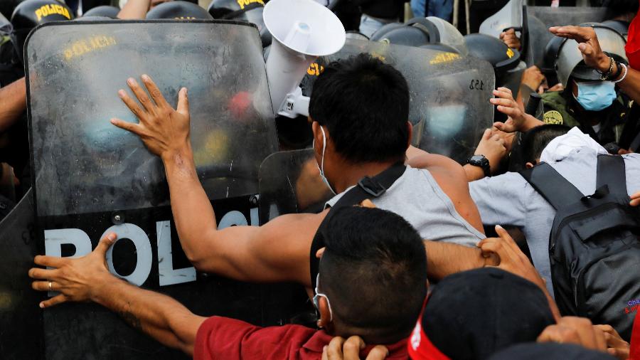 5.abri.22 - Em Lima, manifestantes enfrentam policiais depois que o presidente do Peru, Pedro Castillo, impôs toque de recolher, em uma tentativa de conter os protestos contra o aumento dos custos de combustível e fertilizantes que se espalharam por todo o país - REUTERS/Alessandro Cinque