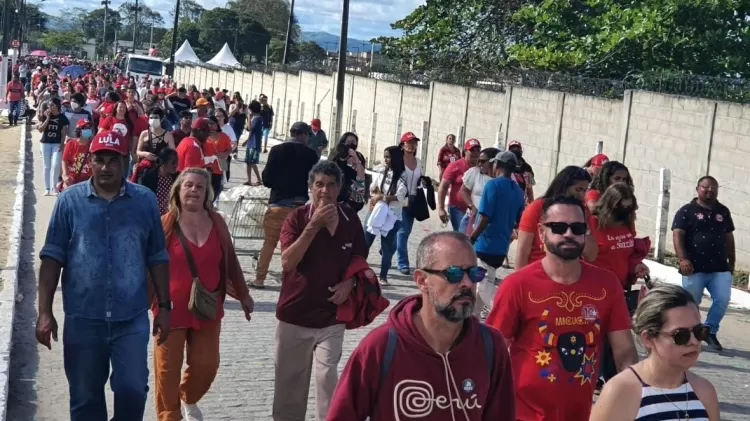 Público lotou a rua de acesso à Arena 177 onde ocorreu o ato com Lula   - Carlos Madeiro/UOL - Carlos Madeiro/UOL