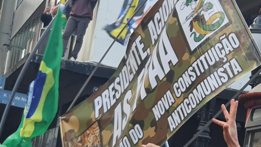Apoiadores de Jair Bolsonaro (PL) seguram faixa pedindo intervenção das Forças Armadas - Carla Araújo/UOL
