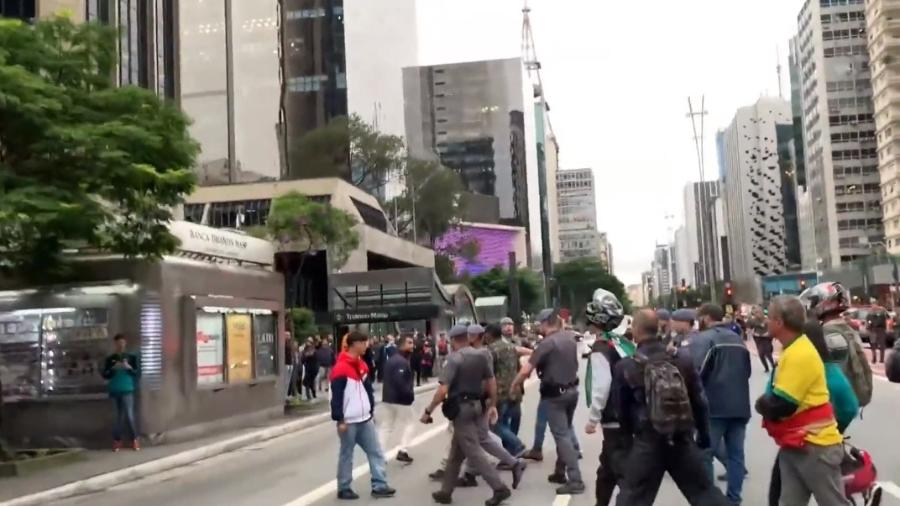 Apoiadores de Lula e Bolsonaro trocam provocações na avenida Paulista - Reprodução/CNN Brasil