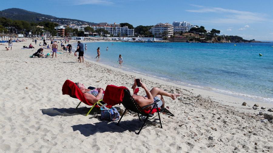 Praia em Maiorca, na Espanha: veja quanto você precisa ter para conseguir viajar todo ano só com rendimentos - 6.abr.2023 - Enrique Calvo/REUTERS