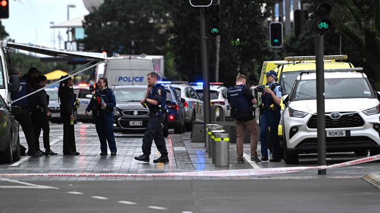 Policiais isolam local do ataque a tiros no centro de Auckland, onde atirador abriu fogo em um canteiro de obras, deixando duas pessoas e o atirador mortos