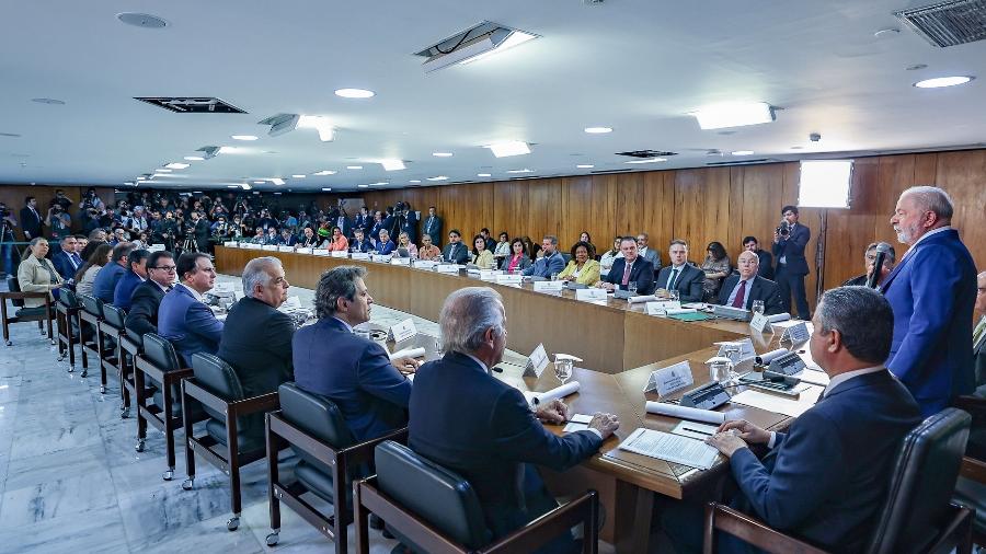 O presidente Lula fala em primeira reunião ministerial no Palácio do Planalto