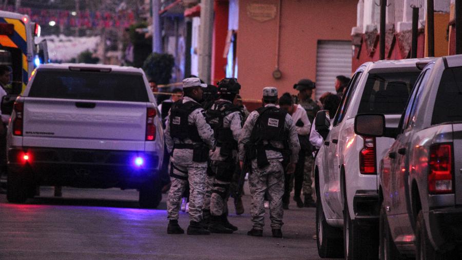 Membros da Guarda Nacional e soldados do Exército chegam à cena do crime onde Gisela Gaytán foi baleada - Oscar Ortega / AFP
