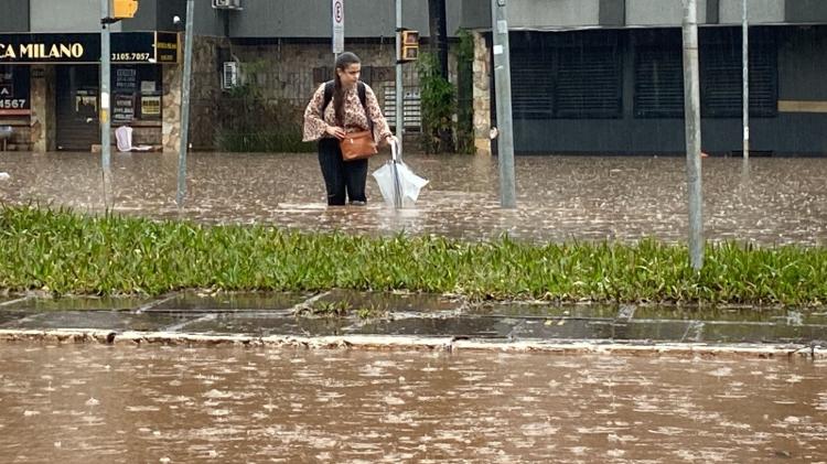 Bruna Cristina Dias saiu de casa quando começou a inundação no Menino Deus, em Porto Alegre