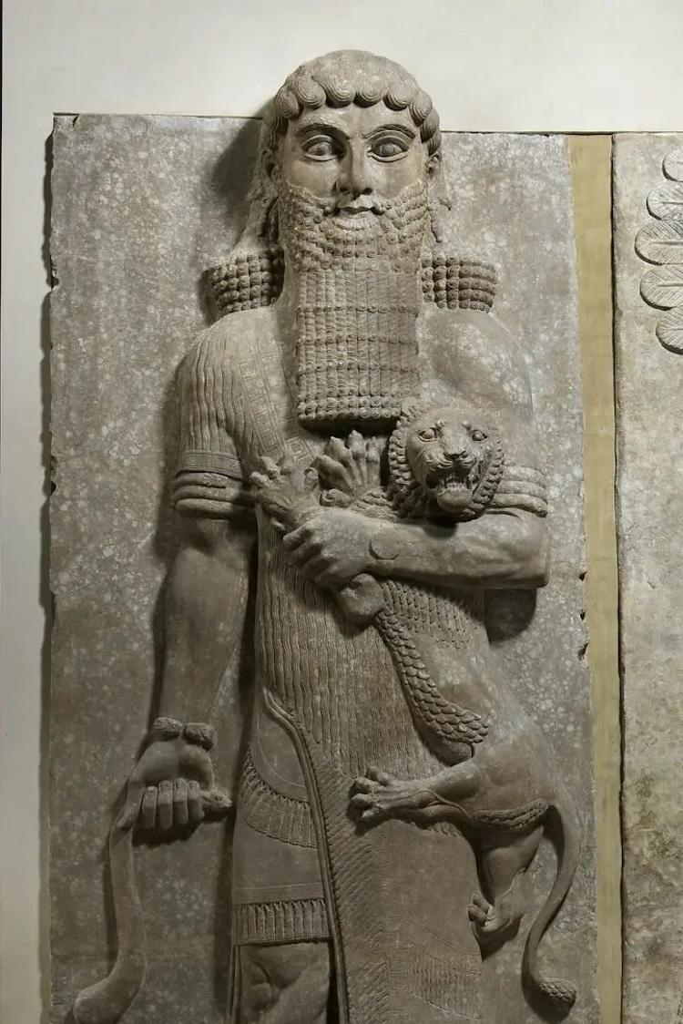 Possível representação de Gilgamesh, hoje no Museu do Louvre, na França Possível representação de Gilgamesh, hoje no Museu do Louvre, na França