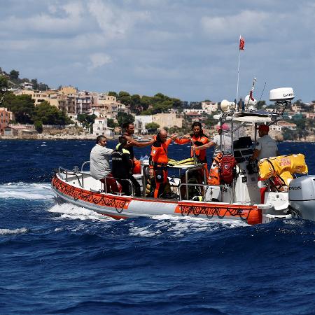 Equipe de resgate trabalha na área onde um iate de luxo afundou, na costa de Porticello, perto da cidade siciliana de Palermo, Itália, em 20 de agosto de 2024