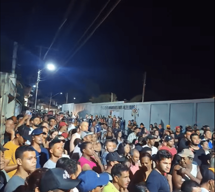 População protestou em frente à delegacia 