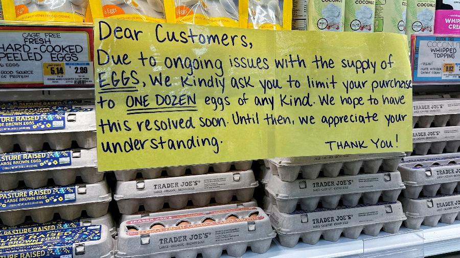 Cartaz em um mercado informa que a venda de ovos foi limitada a apenas uma dúzia para cada consumidor - Shannon Stapleton / REUTERS / Arquivo