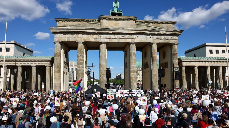 11.mai.2025 - Manifestantes pedem fim do AfD, o partido de extrema-direita na Alemanha, em Berlim 11.mai.2025 - Manifestantes pedem fim do AfD, o partido de extrema-direita na Alemanha, em Berlim