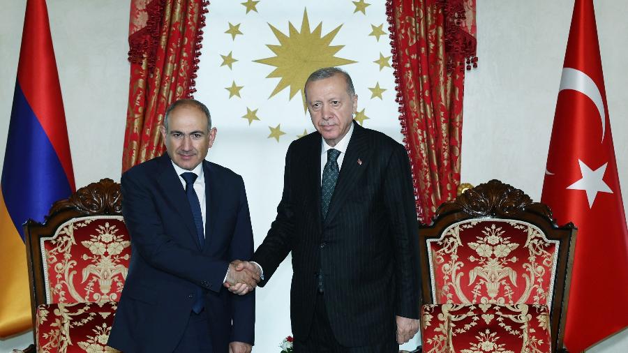 O presidente da Turquia, Recep Tayyip Erdogan (dir.), cumprimenta o primeiro-ministro da Armênia, Nikol Pashinyan, durante encontro em Istambul - Presidência da Turquia/via AFP
