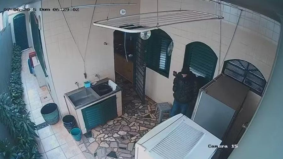 06.jul.2025 - Criminoso que entrou em casa de idosos no interior de SP - Reprodução/TV Globo
