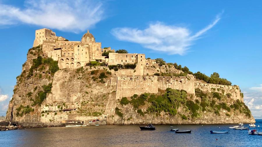 Castello Aragonese, na Ísquia, próximo ao ponto na Baía de Cartaromana onde a cidade submersa de Aenaria foi encontrada Castello Aragonese, na Ísquia, próximo ao ponto na Baía de Cartaromana onde a cidade submersa de Aenaria foi encontrada