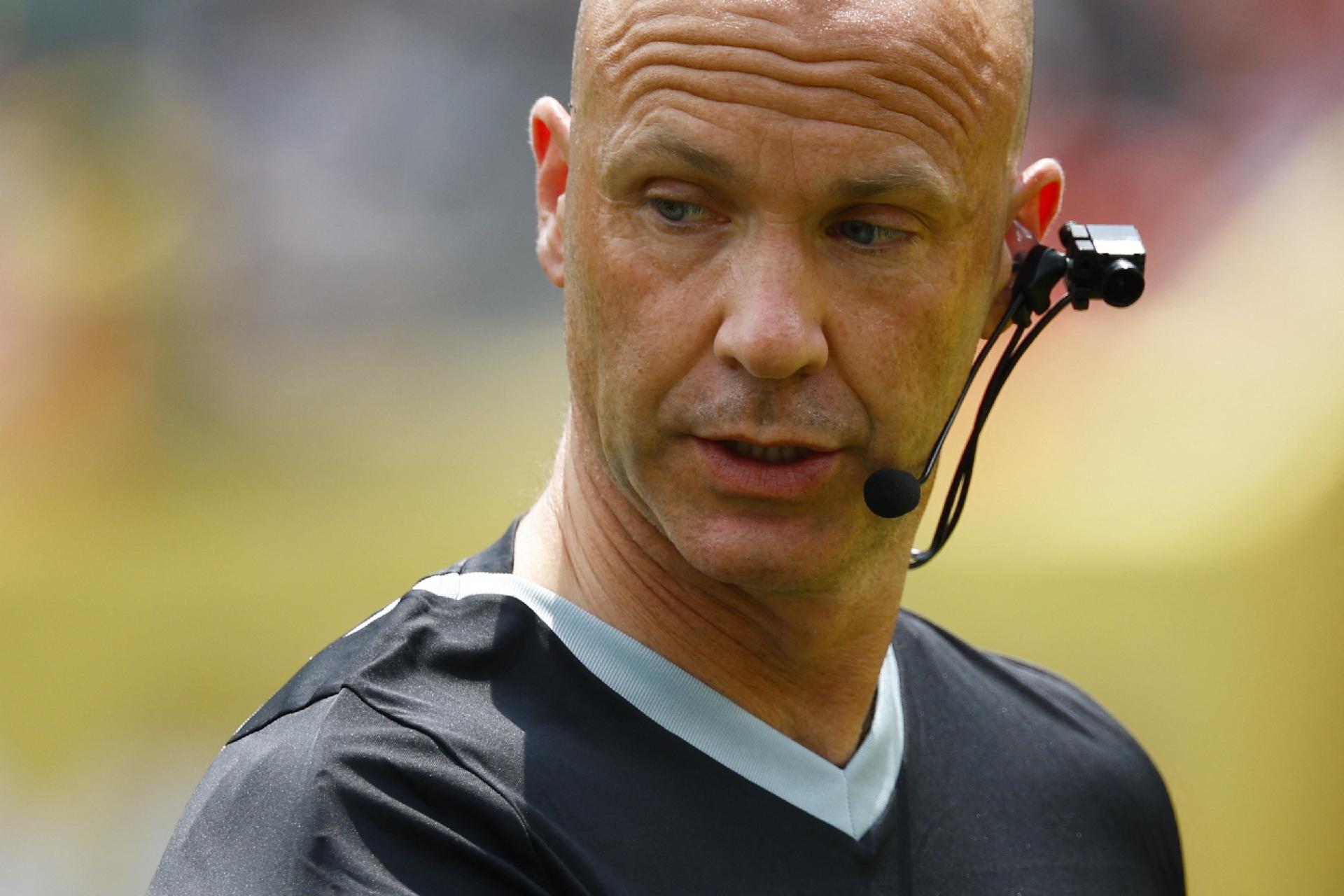 Árbitro Anthony Taylor é fotografado usando câmera - undefined