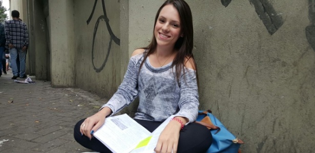 Bianca Ribeiro, 19, não desgrudou dos livros antes do Enem em São Paulo. Ela quer prestar medicina  - Lucas Rodrigues/UOL