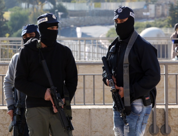 Policiais israelenses mascarados montam guarda em local onde dois palestinos esfaquearam três israelenses na porta de Jaffa, em Jerusalém