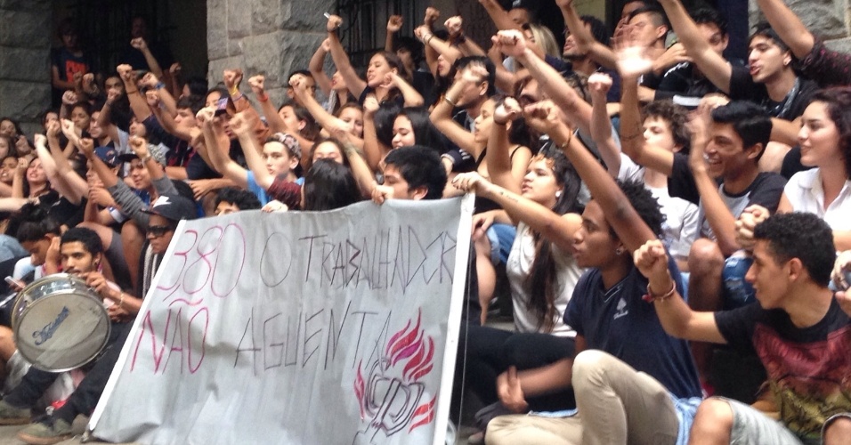 4.jan.2016 - Os estudantes que ocupavam a E.E. Fernão Dias, na zona oeste de São Paulo, deixaram a instituição no início da noite desta segunda-feira. Os manifestantes afirmaram que a pauta agora é barrar o aumento da tarifa do transporte público